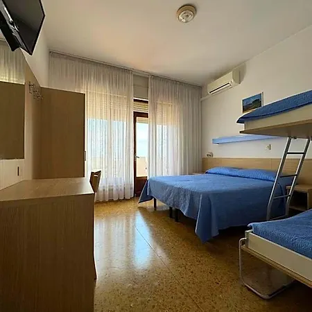 Ariston فندق